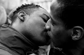 Deux noirs qui s'embrassent.